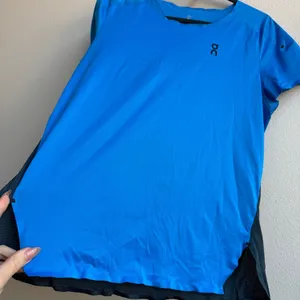 On Cloud Core T Performance T-Shirt Woman’s Size Medium Malibu Grey Running Gym thumbnail 3