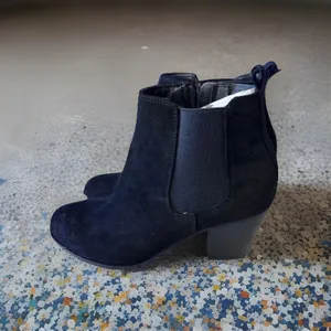 Dolce Vita Women's Black Collyns Short Bootie Suede Leather Stack Heel Size 7.5 thumbnail 2