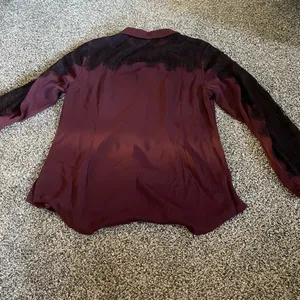 Isaac Mizrahi Live Burgandy Lace Applique Button Front Long Sleeve Blouse Top M thumbnail 12