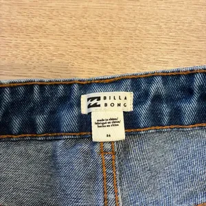 NWT Billabong High Waisted Wide Leg Faded Medium Wash Jeans Size 24 thumbnail 2