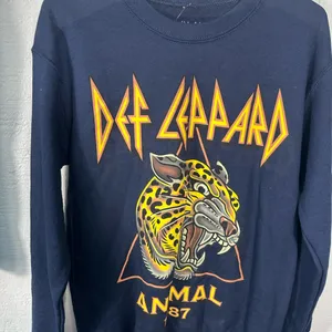 Def Leppard Animal 1987 Navy Sweatshirt Size Small NWOT thumbnail 4