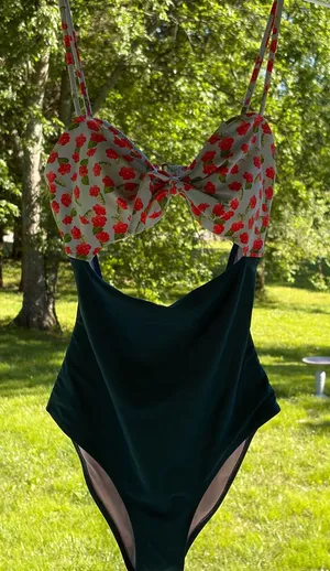 Cupshe NWOT Has Liner One Piece Cut Out Swimsuit M Cherries Travel Beach Cruise thumbnail 1