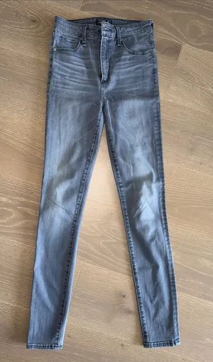 Abercrombie & Fitch Women’s Gray Skinny Jeans size 25L thumbnail 1