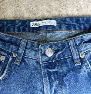 Zara distressed medium wash button-up straight leg denim jeans Size 30 thumbnail 4