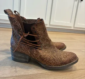 NEW Circle G Women’s Brown Embossed Engraved Lace Round Toe Ankle Boot Size 7.5 thumbnail 1