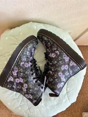 NEW Dr. Martens Zavala boots feature a black "Primrose Floral" Womens size 5 thumbnail 5