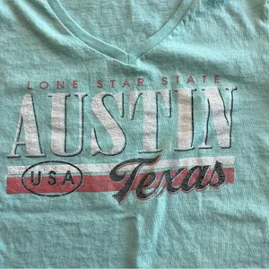 Gildan Austin Texas Graphic V-Neck T-Shirt Women’s Medium Teal Blue thumbnail 2