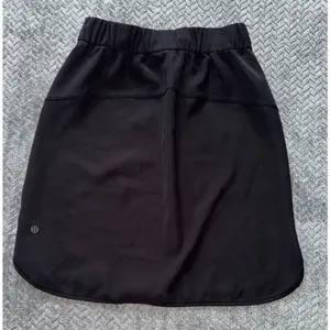 Lululemon Womens On The Fly Skirt Black Travel‎ Commute Curved Hem Sz 6 thumbnail 1