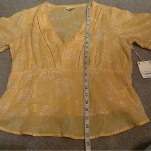a.n.a Women’s Floral Yellow V-Neck Short Sleeve Blouse thumbnail 8