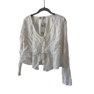 NWT Hollister Women’s White Swiss Dot Tie Front Peplum Blouse Long Sleeve XS thumbnail 4
