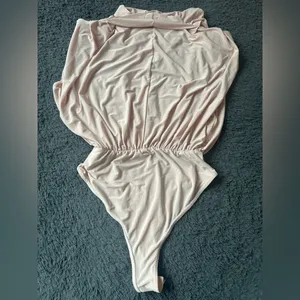 Lt pink Nasty Gal bodysuit, foam shoulders and drapey neck-excellent condition thumbnail 5