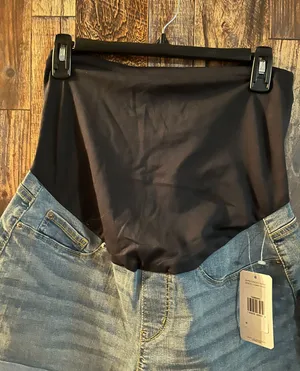 Signature Collection NWT By Levi Strauss & Co. Maternity Mid-Rise Shortie Shorts medium (112) thumbnail 5