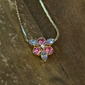 Vintage Avon dainty gold tone pink flower gemstone necklace thumbnail 3