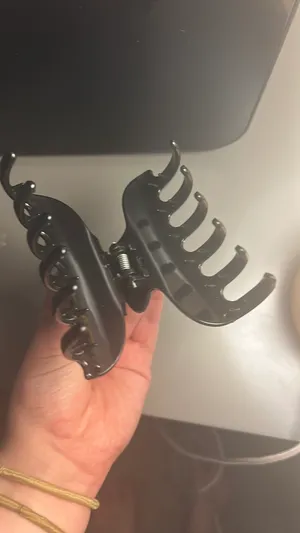 Black claw clip with pearls thumbnail 3