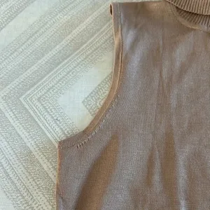 Cable & Gauge Women’s Tan Sleeveless Turtleneck Sweater - Size S thumbnail 4