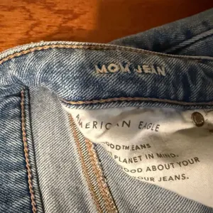 American Eagle Mom Jean Size 6 Long Light Wash Blue Distressed High Rise Stretch thumbnail 6