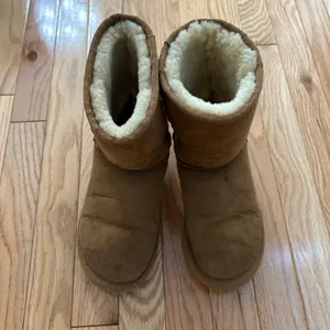 UGG boots, lightly worn Size 6W thumbnail 2