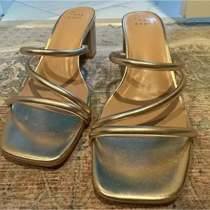 Gold heels Size 6.5 thumbnail 1