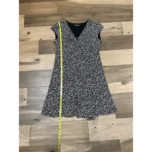 Jones Wear Dress Size 16 Black White Leaf Print V‑Neck Cap Sleeve Flowy thumbnail 5