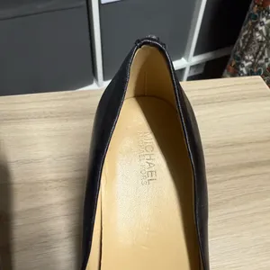 Michael Kors Classic Pointed Toe Pumpe Black Women's Heels thumbnail 3