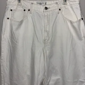 Abercrombie & Fitch Curve Love The 90’s Straight Ultra High Rise White Jeans thumbnail 2