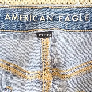 American Eagle Stretch Ripped High Rise Mom Jean in Emotional Blue Size 12 thumbnail 12