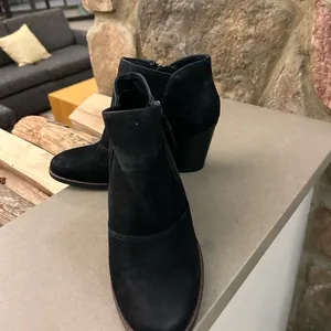 Boots Chic Black Ankle Boots with Zipper Baretraps Posture 7 M suede thumbnail 3