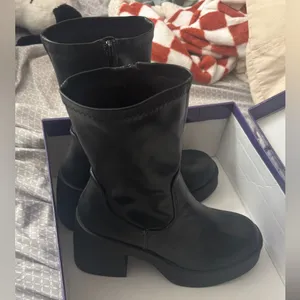 Madden Girl Black Women's Platform Boots thumbnail 2