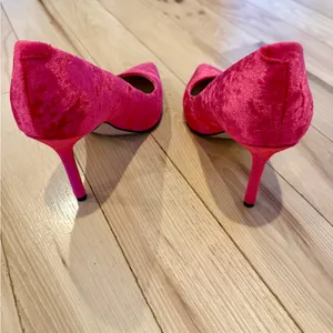 Katy Perry Sissy Velvet Pump! Vibrant pink! Size 6 thumbnail 4