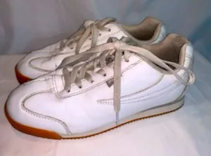 Fila sneakers size 7.5 women’s in white thumbnail 1