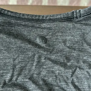 Lululemon LUKU GREY/BLACK ROUCHED SHORT SLEEVE TOP SIZE 2 thumbnail 4
