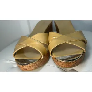 Jimmy Choo Wedge Sandals Slide 7 Tan Patent Leather Cork Heel‎ Logo Toe Plate thumbnail 13