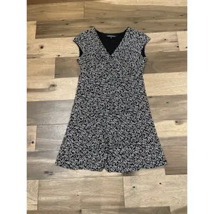 Jones Wear Dress Size 16 Black White Leaf Print V‑Neck Cap Sleeve Flowy thumbnail 4