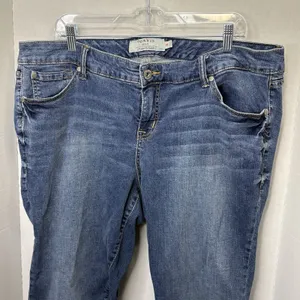 Torrid Premium Denim Boyfriend Stretch Jeans Size 18 Butterfly Patch thumbnail 2