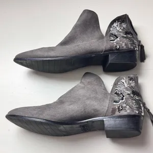 Kenneth Cole Women’s Gray Ankle Booties with Metallic Embellishments Sz 8.5 thumbnail 4