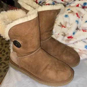 Bailey button ugg boots thumbnail 1