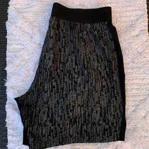 GYMSHARK XL women short thumbnail 2
