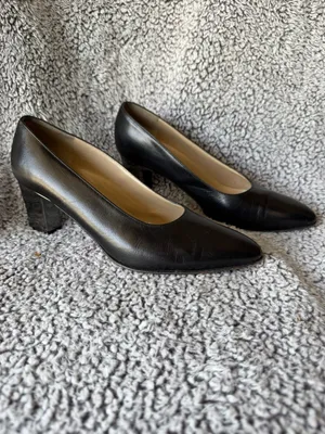Salvatore Ferragamo Black Pointed Leather Pumps thumbnail 4