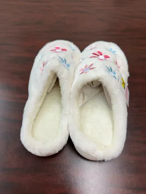 NWT Ladies Floral Slippers Size Medium (7-8) thumbnail 2