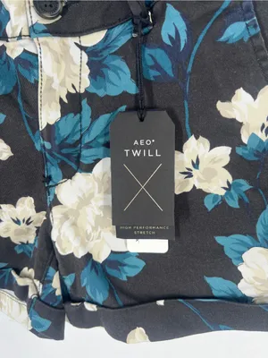American Eagle AEO Twill Floral Midi Low Rise Shorts Size 4 NWT thumbnail 3