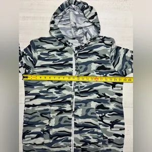 Full-zip camouflage hoodie. Hood with drawstrings. Front kangaroo pockets. thumbnail 4