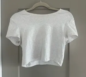 Aritzia TNA white cropped t shirt thumbnail 1