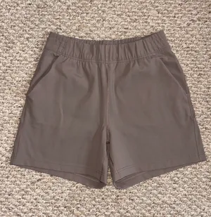 Aritzia The Group by Babaton Weekender Short deep taupe thumbnail 1