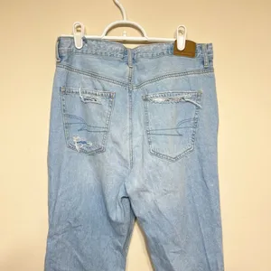 American Eagle Light Wash Mom Straight Jeans Distressed 8 Women thumbnail 4