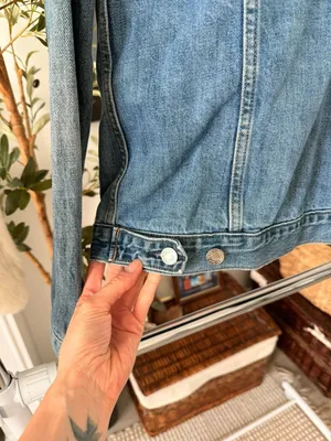 Gap Women's Classic Trucker Washed Blue Jean Denim Jacket Size S thumbnail 4