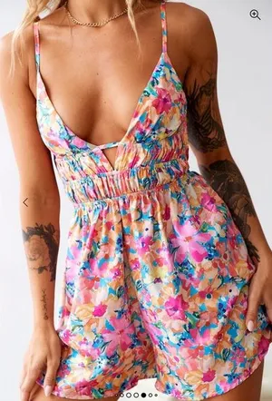 White Fox Women’s Size M Plunge Neck Playsuit Romper Floral Tropical Resort‎ thumbnail 1