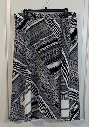 🔴Old Navy Patterned Women's Skirt LARGE Black White thumbnail 1