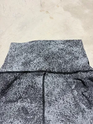 Lululemon gray comfy patterned leggings 6 thumbnail 8
