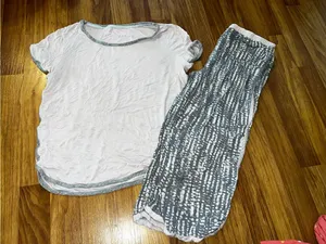 Secret Treasures White Short Sleeve Top with Gray Patterned Capris and Pink Trim thumbnail 3