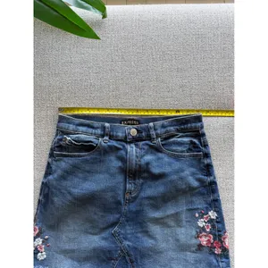 Express Floral Embroidered‎ Denim Mini Skirt Dark Wash Raw Hem Size 4 thumbnail 5